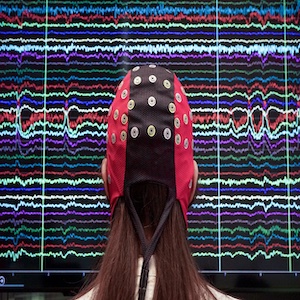  درس علماء كيف تغيِّر واجهات التفاعل الدماغي الحاسوبي، مثل غطاء الرأس غير الجائر هذا، أنماط نشاط الدماغ.